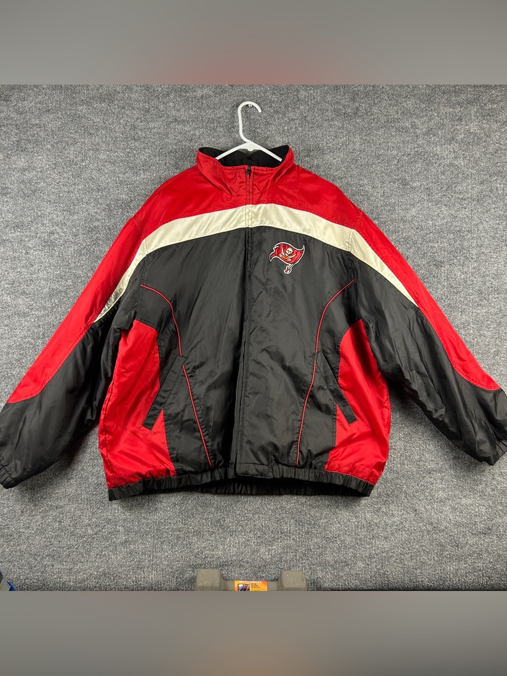 Official NFL Tampa Bay Buccaneers Padded Hooded Windbreaker Jacket Size Mens XL
